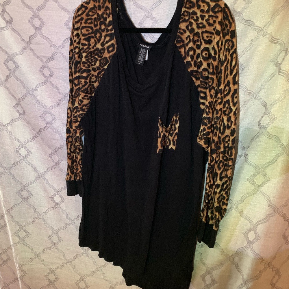 Long sleeve cotton raglan cheetah print top
